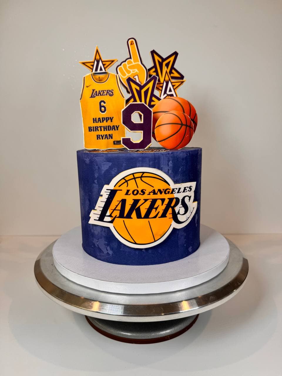 Lakers-themed cake