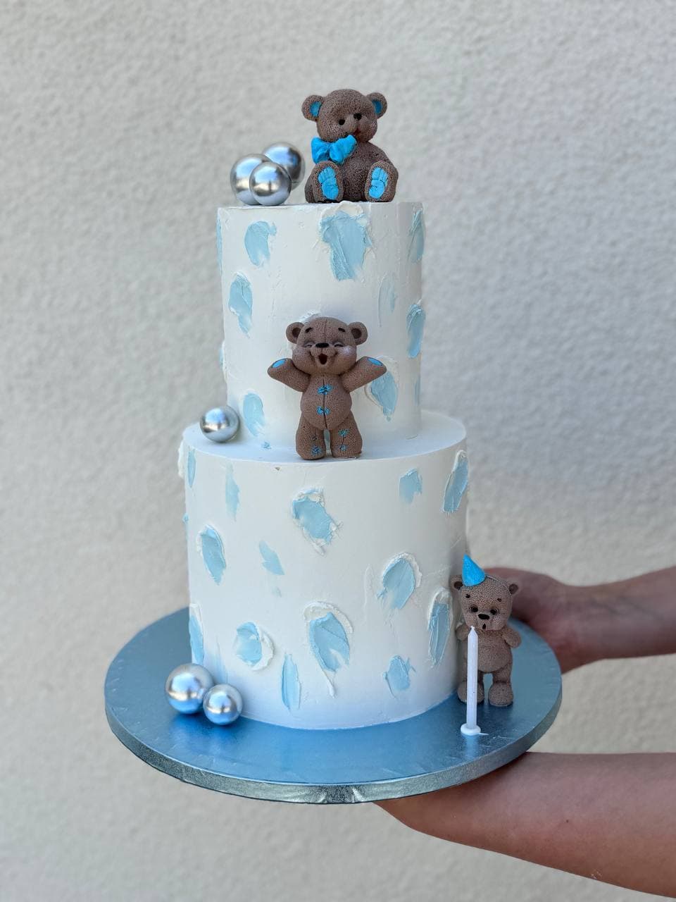 Cake with chocolate cute bears